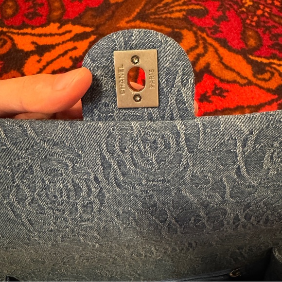 CHANEL
Denim Quilted Medium Camellia Sweetheart Flap Blue.
Come with dust bag. - Picture 6 of 14